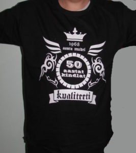 Erikujundusega t-särk